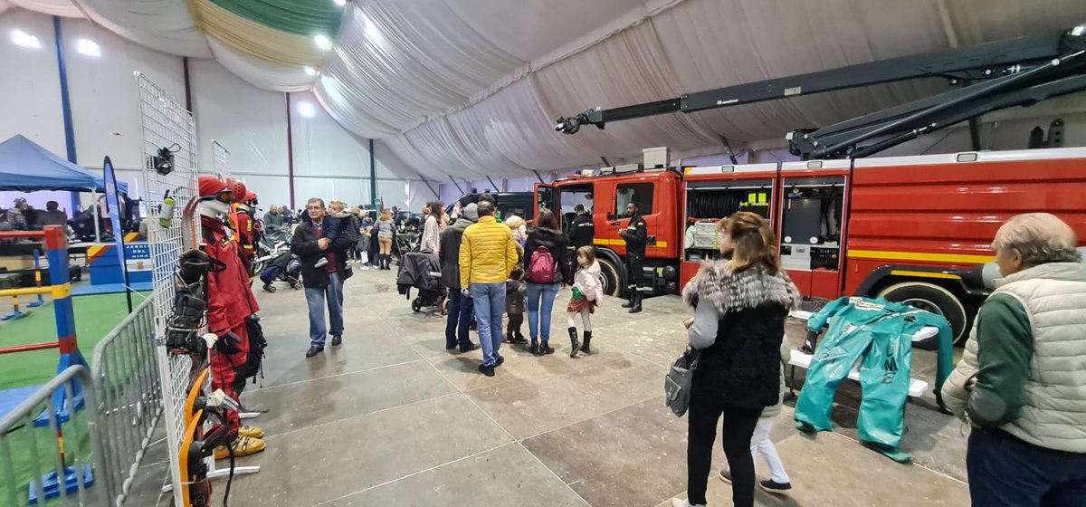 UMEgob's tweet photo. ¿Quieres subirte o ver de cerca un #VINTAC 🚒 del #RAIEM?
Puedes verlo este fin de semana en "EXPO HEROES", una exposición que organiza el @Ayto_Boadilla para conocer de cerca la labor de las #FAS y las #FyCSE
Sábado y domingo de 11:00 a 14:00⌚️ y de 16:00 a 20:00⌚️ https://t.co/oBBCqRqzXO