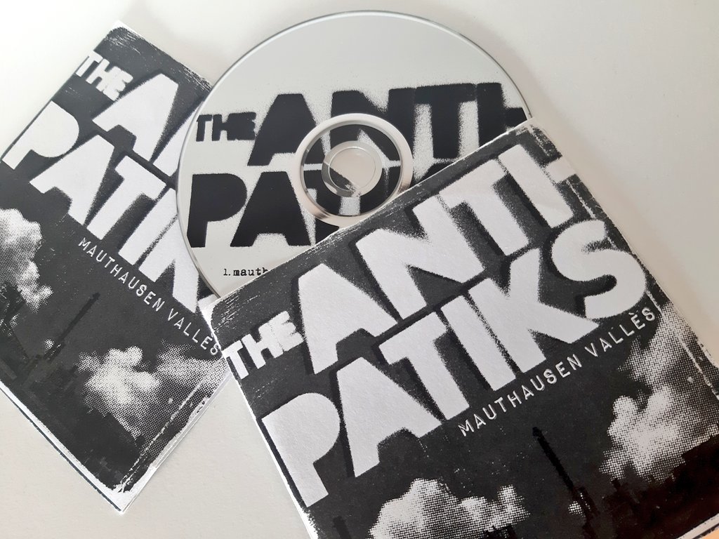 Fa molts anys a un concert vaig anar a saludar el cantant de <a href="/TheAntiPatiks/">The Anti-Patiks</a>, l'havia vist uns mesos abans de teloners de Boikot i li vaig dir que m'havien agradat molt. Em va donar la mà i sense dir res més va treure's de la butxaca aquests cds i unes pegatines i m'ho va regalar.
