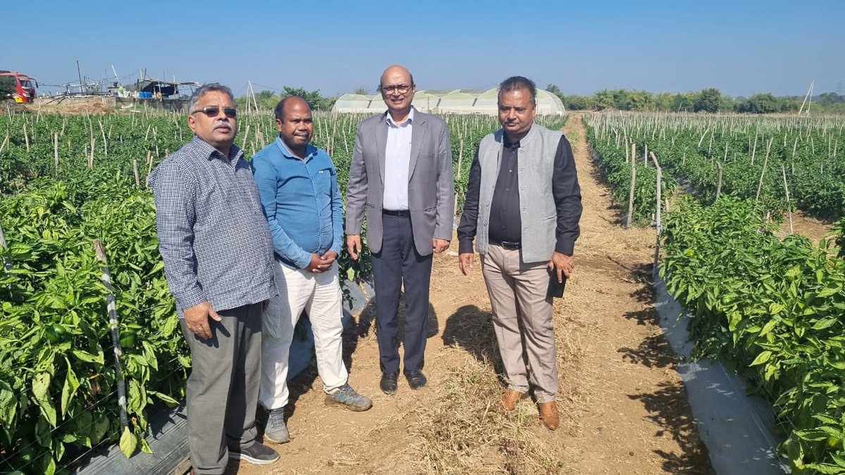 TarunenduSingh's tweet photo. Hands on interaction with the Changemakers - Dalal Farms, Jabalpur, Madhya Pradesh (17th December 2022) #FoliarFertilization #Nanofertilizers #IFFCONanoUrea #growers https://t.co/eAmLVC0pg4