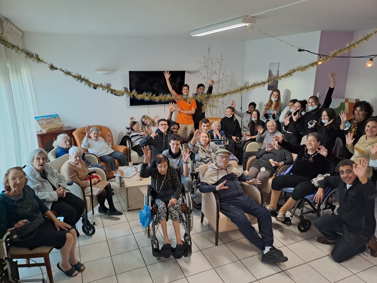 LyceePoinso's tweet photo. A la rencontre des résidents de l'EHPAD Les Oliviers, un collectif intergénérationnel, des jeux, du tricot,  confection du thé à la menthe pour le goûter, beau projet de développement des compétences psychosociales en faveur des élèves,  mille mercis à notre AS et coordo ULIS 🙏 https://t.co/sy0CdCbgxM