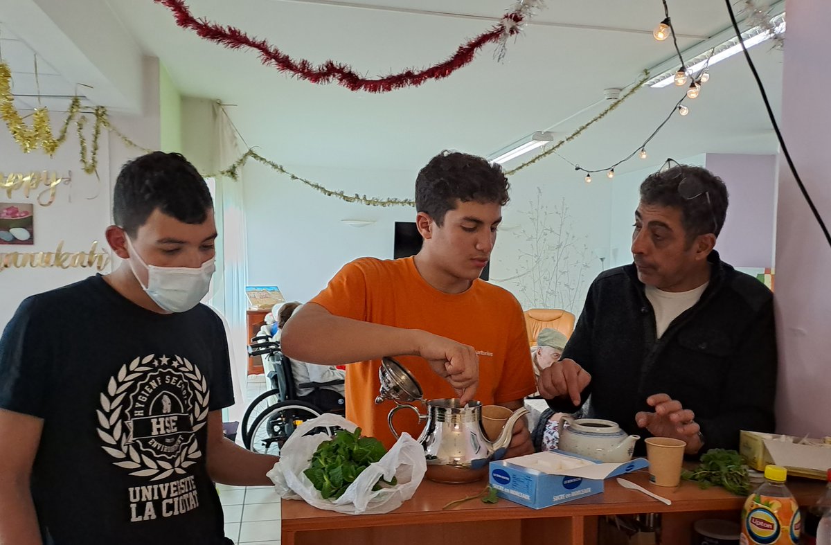 LyceePoinso's tweet photo. A la rencontre des résidents de l'EHPAD Les Oliviers, un collectif intergénérationnel, des jeux, du tricot,  confection du thé à la menthe pour le goûter, beau projet de développement des compétences psychosociales en faveur des élèves,  mille mercis à notre AS et coordo ULIS 🙏 https://t.co/sy0CdCbgxM
