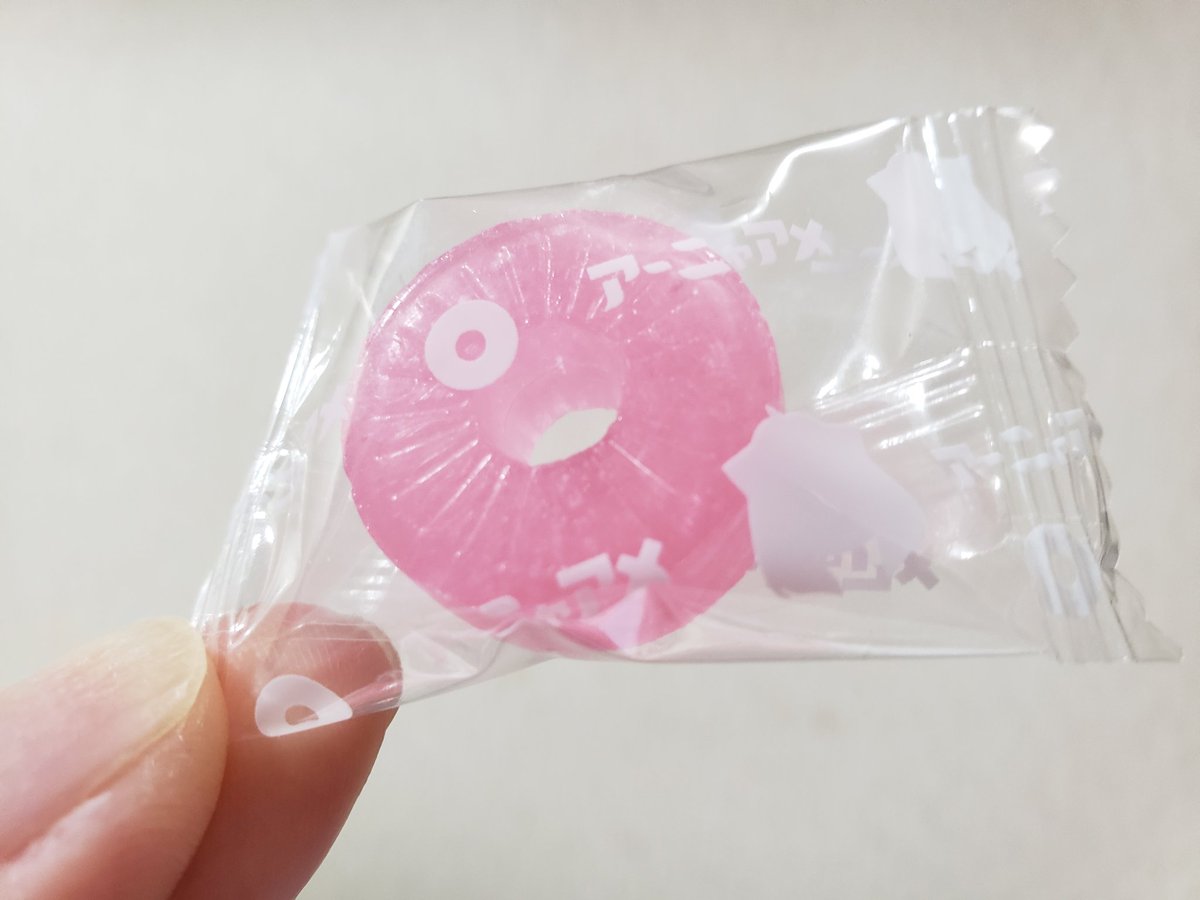 スパイファミリーはまだ一切観てないけれど、買い物中にチラチラ目が合ってしまい、買っていた。……アーニャアメ。（パインアメの桃っぽいミックスジュース味）