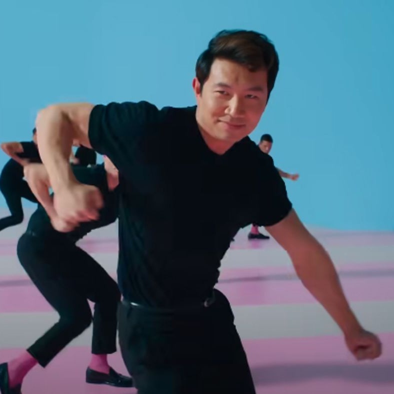 Chris  Diversidade Nerd on X: A dancinha de Simu Liu no trailer de Barbie  referenciando quando ele virou meme devido as fotos de quando foi ator de  banco de imagens. Ícone!