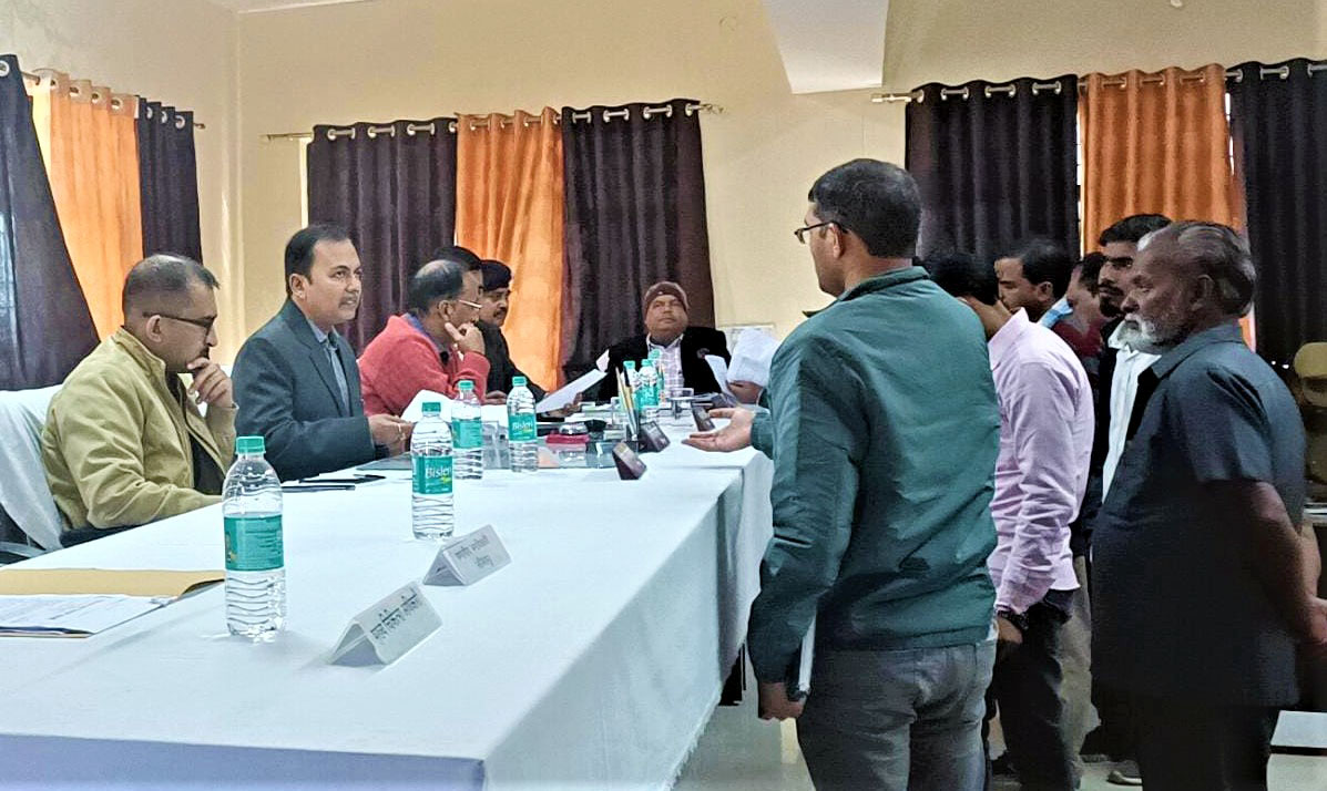 deo_lalitpur's tweet photo. क्षेत्र में जाकर स्थलीय निस्तारण करायें अधिकारी : डीएम
अंतिम व्यक्ति तक हो सरका��ी योजनाओं का आच्छान
स्वयं संज्ञान लेकर त्वरित एवं गुणवत्तापूर्ण निस्तारण हेतु अधिकारियों को स्पष्ट निर्देश https://t.co/BhLnMRd1yJ