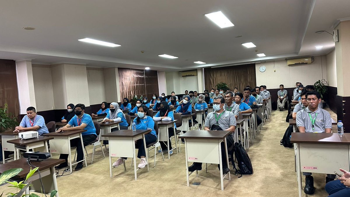 BarantinRI's tweet photo. "Kerja sesungguhnya adalah nanti di lapangan, apa yg didapat dr pelatihan ini hanya bekal saja, kerjalah dg cermat, tepat &amp; terukur krn bekerja dg racun (red : bahan fumigan) dan mempertaruhkan nyawa kalian. Kerja sesuai SOP dan ikuti pedoman dr @Barantan_RI ". pungkas Adnan. https://t.co/3DxbvL4Dif