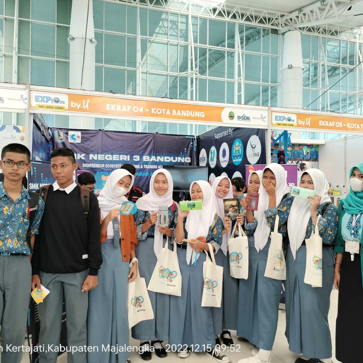 OfficialSmkn's tweet photo. SMKN 3 Bandung  ikut berpartisipasi dalam kegiatan yang diprakarsai oleh Bidang Pembinaan Sekolah Menengah Kejuruan (SMK) Dinas Pendidikan Provinsi Jawa Barat yang mengusung acara “Explore SMK Jabar Juara” dan diselenggarakan di Bandara Internasional @kertajati_ap2 https://t.co/Tpr5pwNy2Q