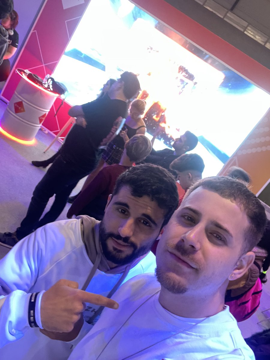 Navalegend93's tweet photo. @University_ES en la @Gamergy 🔥🔥 https://t.co/It2qizEBt3