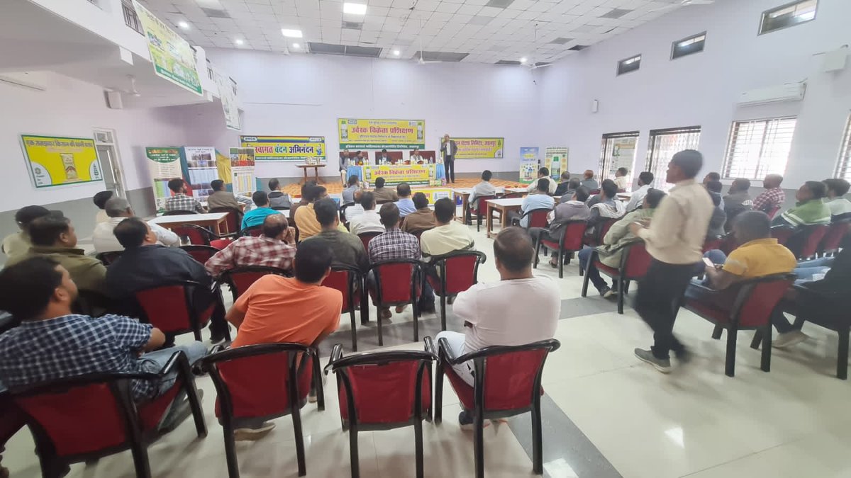 TarunenduSingh's tweet photo. #IPL #IFFCO Dealers-Retailers Meet, Jabalpur, Madhya Pradesh 16 Dec2022 Reaching Out-Listening & Communicating-Wonderful Feedbacks For More Success #Nanofertilizers #IFFCONanoUrea #SaveSoilAirWater #Foliarfertilization https://t.co/kCTwdENAo5