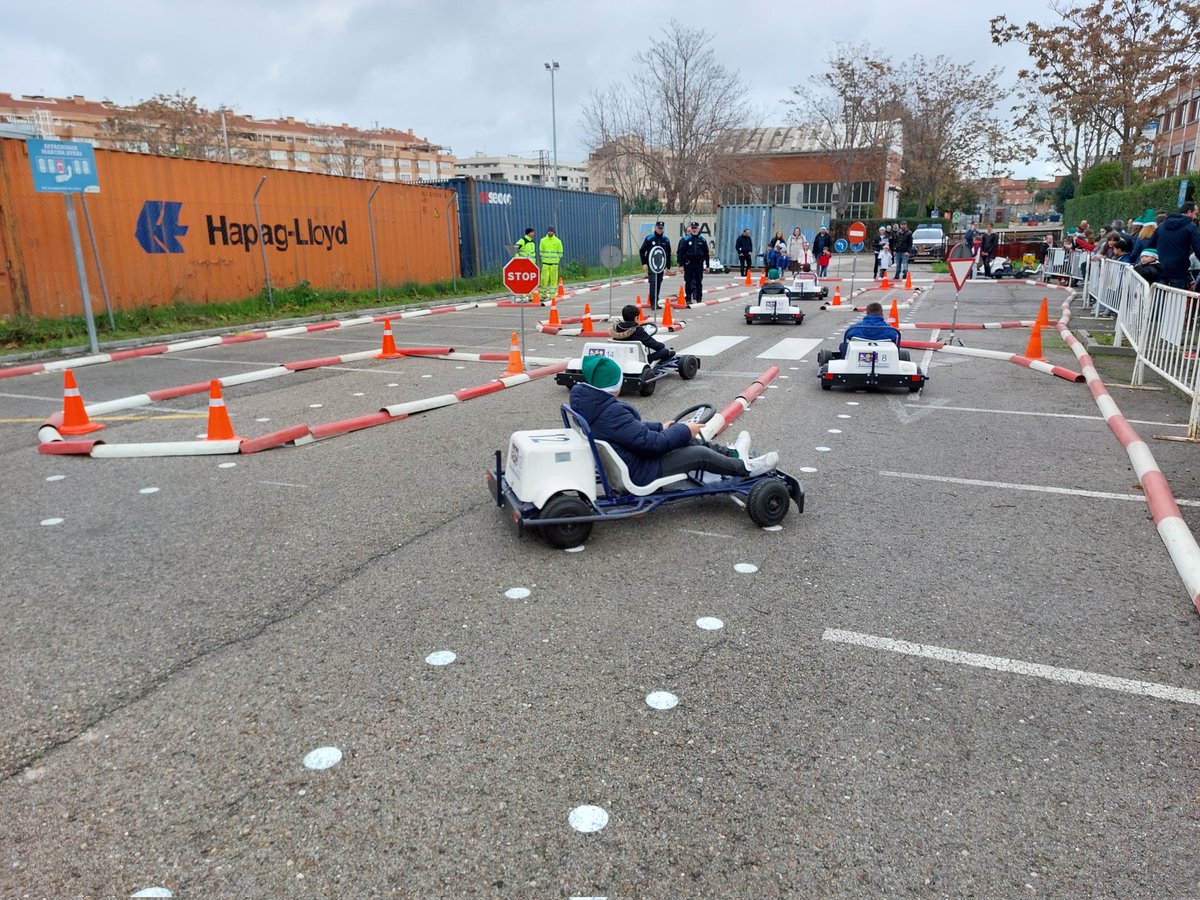 DeporteGetafe's tweet photo. #JohnDeere ha celebrado hoy en su fábrica de #Getafe su III San Deerevestre, una jornada con multitud de actividades para grandes y pequeños 🏃🎅
#Deporte #DeporteenGetafe #CiudadEuropeaDelDeporte #GetafeVuela #FlyGetafe https://t.co/MkLBqtp3LB