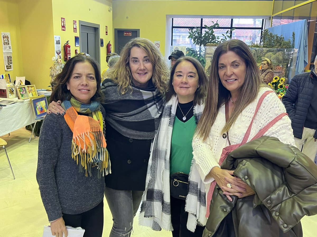 Elenitacor's tweet photo. Gran mañana por los Mercadillos de #LasMatas ⭐️🎄⭐️🎄@angelesloncif @jdelauz @davidsantosb @ParaisoMonica @JLSani74 @gtaracido ❤️ https://t.co/suQ1GR5mPm