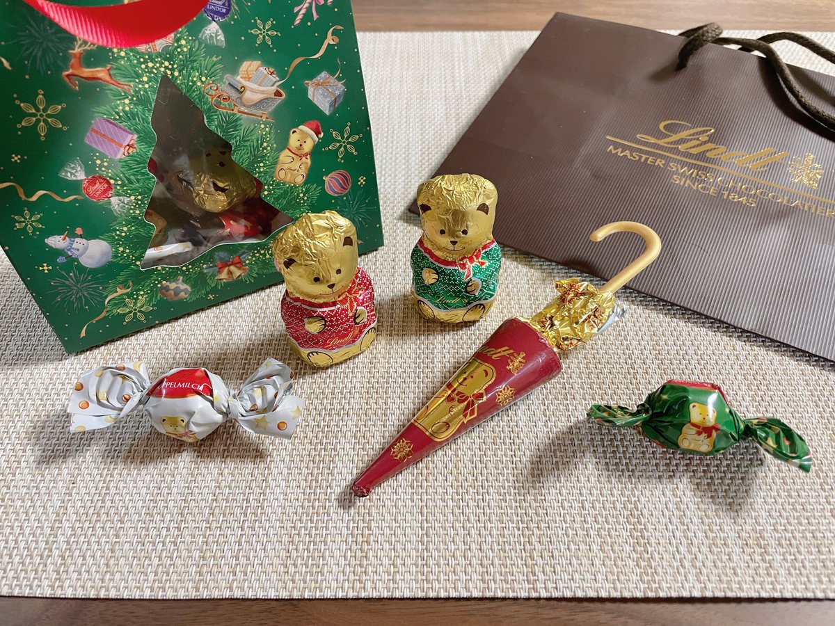 頂いたリンツのチケットでクリスマスのチョコを購入させて頂きました🙏🎁
クマさん可愛い〜🧸ありがとうです🎄

そしてパラソルのチョコなんだか少し懐かしいです♪ https://t.co/opk4C9wp3B