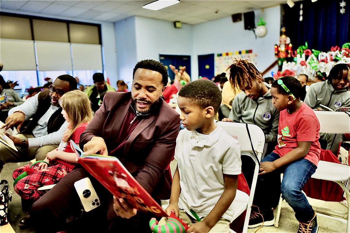 m1lowe's tweet photo. A book is a dream you hold in your hand, and a gift you can open again and again. Literacy is life. #Readaroundthechristmastree 🎄🎄🙌🏿🎁🎁 https://t.co/FBy3PTPMEO