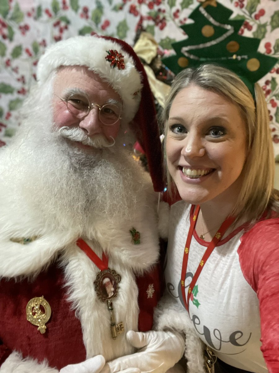 OleanWW's tweet photo. SANTA! We know him and he was so gracious to stop by and visit our #huskypups before the big day! https://t.co/rOFBIolTto