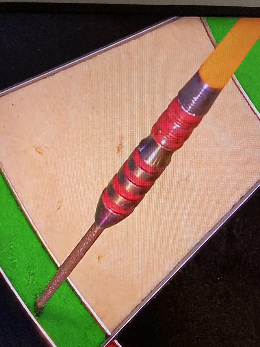 #dartzn <a href="/ElmarPaulke/">Elmar Paulke</a> Für mich sieht das so aus als hätte der Wizard ein bisschen mit Nagellack experimentiert. 😂