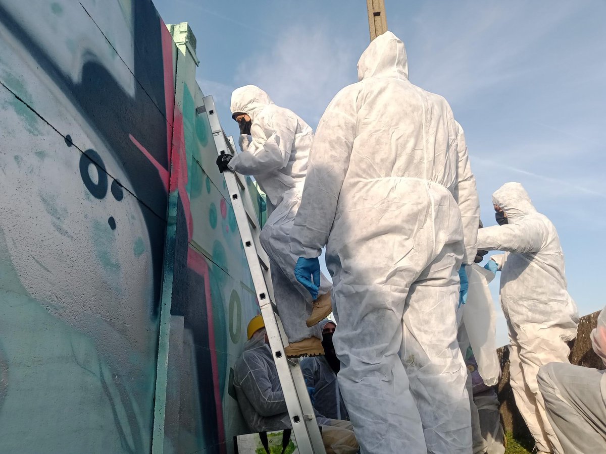 🔴 Action en cours : Arkema fléau éternel 

✊ Des centaines de rebelles de <a href="/xr_lyon/">Extinction Rebellion Lyon</a> occupent les locaux d' <a href="/Arkema_fr/">Arkema France</a> à #Lyon pour dénoncer la pollution de l’environnement et l’empoisonnement des riverain.e.s par les agents perfluorés produits par ce site industriel ☠️
#Arkema