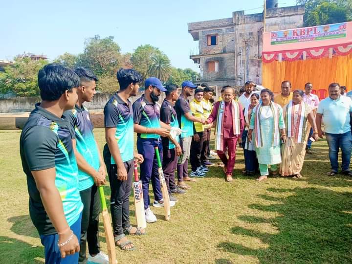 pravat_mla's tweet photo. ଉପସ୍ଥିତ ସ୍ଥାନୀୟ କର୍ପୋରେଟର ଗଣ, ମୁରବୀ, ପ୍ରତିନିଧି, ନେତୃବୃନ୍ଦ ତଥା କର୍ମକର୍ତ୍ତା ମାନଙ୍କୁ ମୋର ଆନ୍ତରିକ ଶୁଭେଚ୍ଛା ସହ ଅଶେଷ ଧନ୍ୟବାଦ ଜଣାଉଛି।🙏
#YouthForSports 👏 #KBPL 🏏 #Cricket 🏆 https://t.co/uRSEn0LCB5