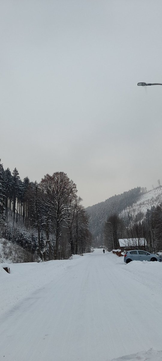 BacovaRoba's tweet photo. Tož kurde sem zavalena runou sněhu jak kdyz stary sa nekontroluje ve dvě rano #radhost #pustevny #dolnibecva https://t.co/7siG6cWU23
