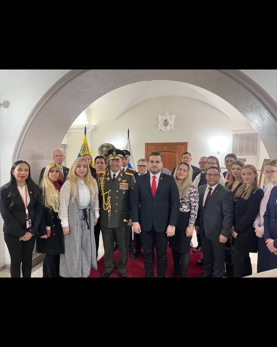 EmbaVERusia's tweet photo. #17DIC Rendimos tributo al Padre de la Patria. Se realizó ofrenda floral a nuestro Libertador Simón Bolívar, con motivo del 192 aniversario de su paso a la inmortalidad. Contamos con la presencia de Agregaduría de Defensa y Gerencia de Pdvsa Rusia. #BolívarInmortal @nicolasmaduro https://t.co/avvt7Rx2PK