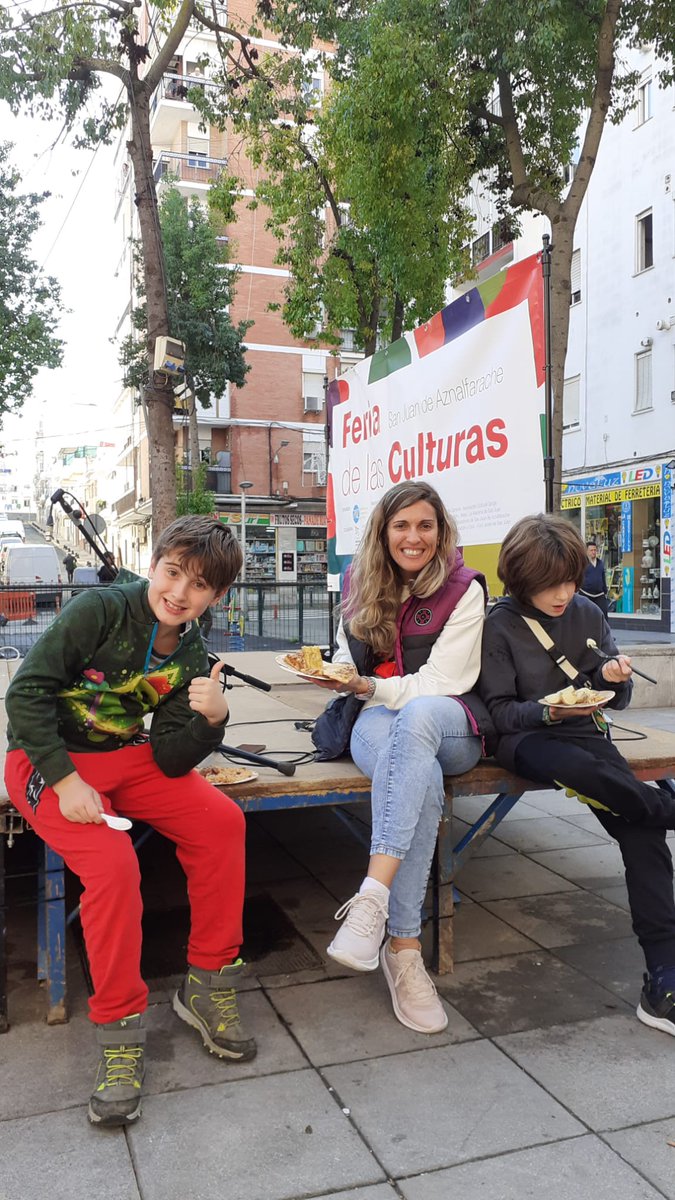 FeriaCulturasSJ's tweet photo. 🥳Ya estamos degustando los platos típicos de #colombia, #RepúblicaDominicana, #Uruguay.. etc. en las #comidasdelmundo de la 7ª Feria de las Culturas de #Aznalfarache
😋Te esperamos en la Plaza del Encuentro!!!
#FeriadelasCulturas #diversidad #convivencia #multiculturalidad https://t.co/ga1qpK6dMX