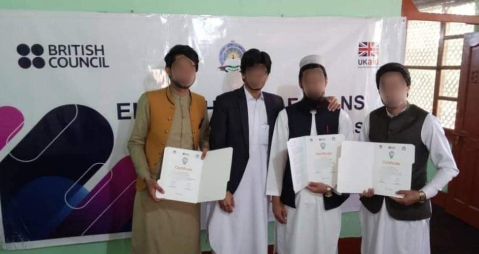 AtRiskTeachers's tweet photo. #Afghan students proudly line up alongside their #BritishCouncil teacher. Our teachers enabled learners across 🇦🇫, but when the Taliban took power, we left the teachers behind. Let's get them to safety. #AtRiskTeachers @FCDOGovUK @ukhomeoffice @SuellaBraverman @RishiSunak @GOVUK https://t.co/SkByuqX1r9