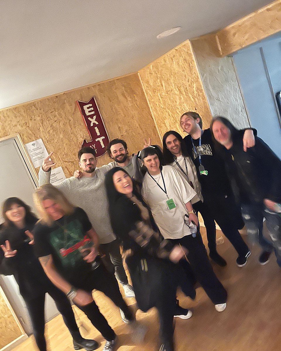 TIGRESSofficial's tweet photo. Big love to @evanescence for taking us out on the road again! 🖤 It’s never easy taking a group picture 🤣 https://t.co/u4d2ArYVUT