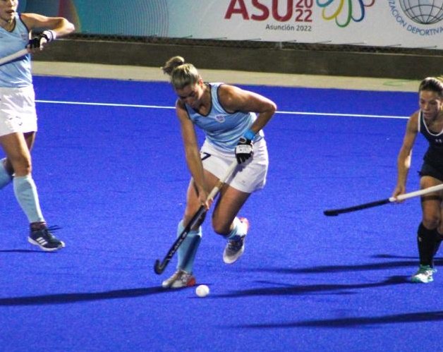 🇺🇾🏑 Teresa Viana, jugadora de Las Cimarronas, fue elegida en el equipo ideal de la temporada 2022 por la Federación Panamericana de Hockey.

✔️ Tercera vez en su historia que es elegida en este selecto grupo.