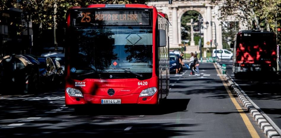 LaVanguardia's tweet photo. 🔴Un conductor se baja de su autobús en València tras subir una niña de 5 años sin mascarilla

El mismo trabajador ya había sido investigado por la EMT hace unas semanas por echar del vehículo a una niña de 3 años por la misma razón
https://t.co/c4oFxAcpQw https://t.co/bo6MrNrj4l