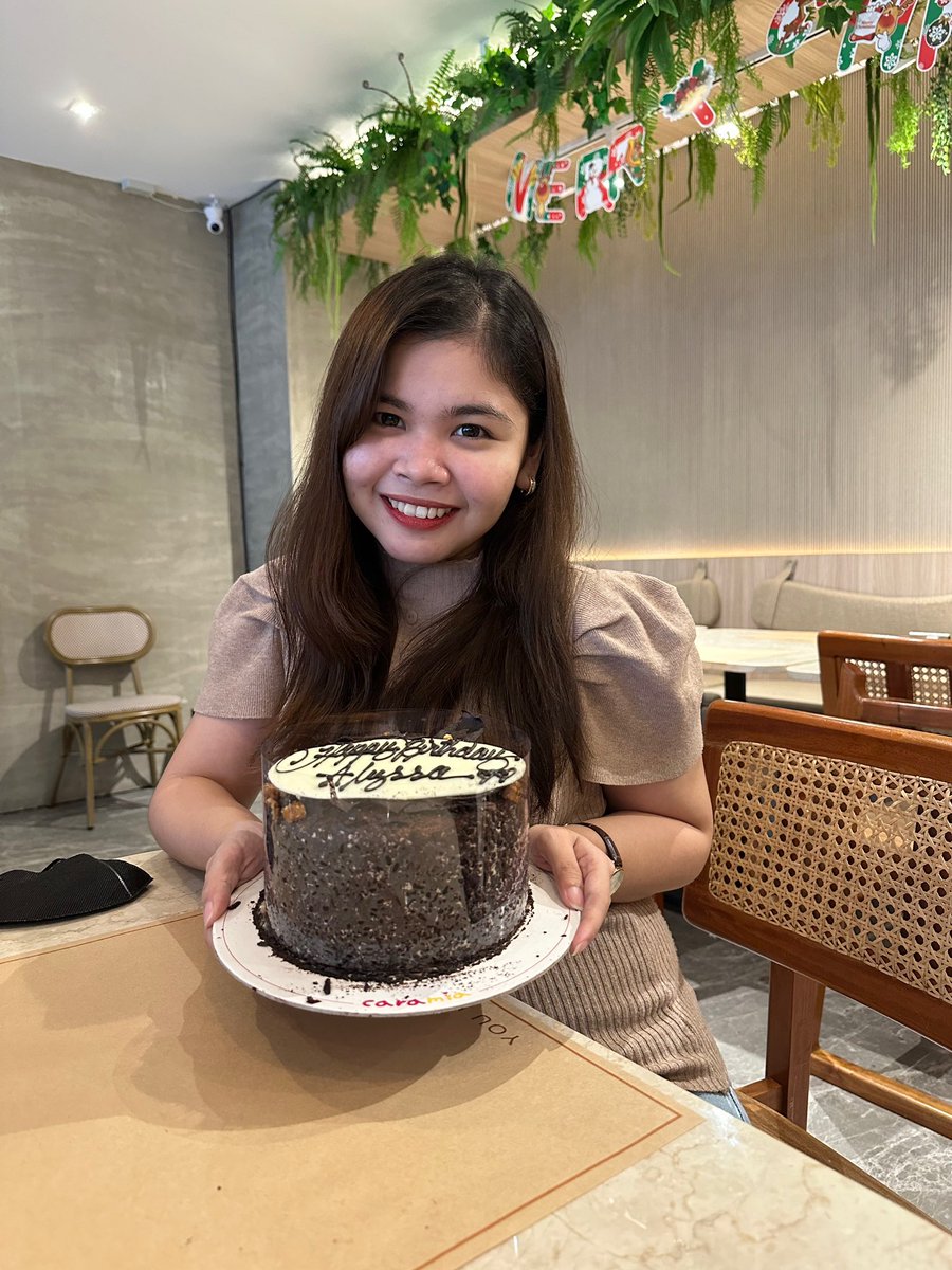 iamalysc's tweet photo. @davidlicauco binisita kita, kaso wala ka. anyways, ang sarap ng banoffee pie mo malinamnam, parang ikaw. chour!!! https://t.co/y8UzdJMFoz