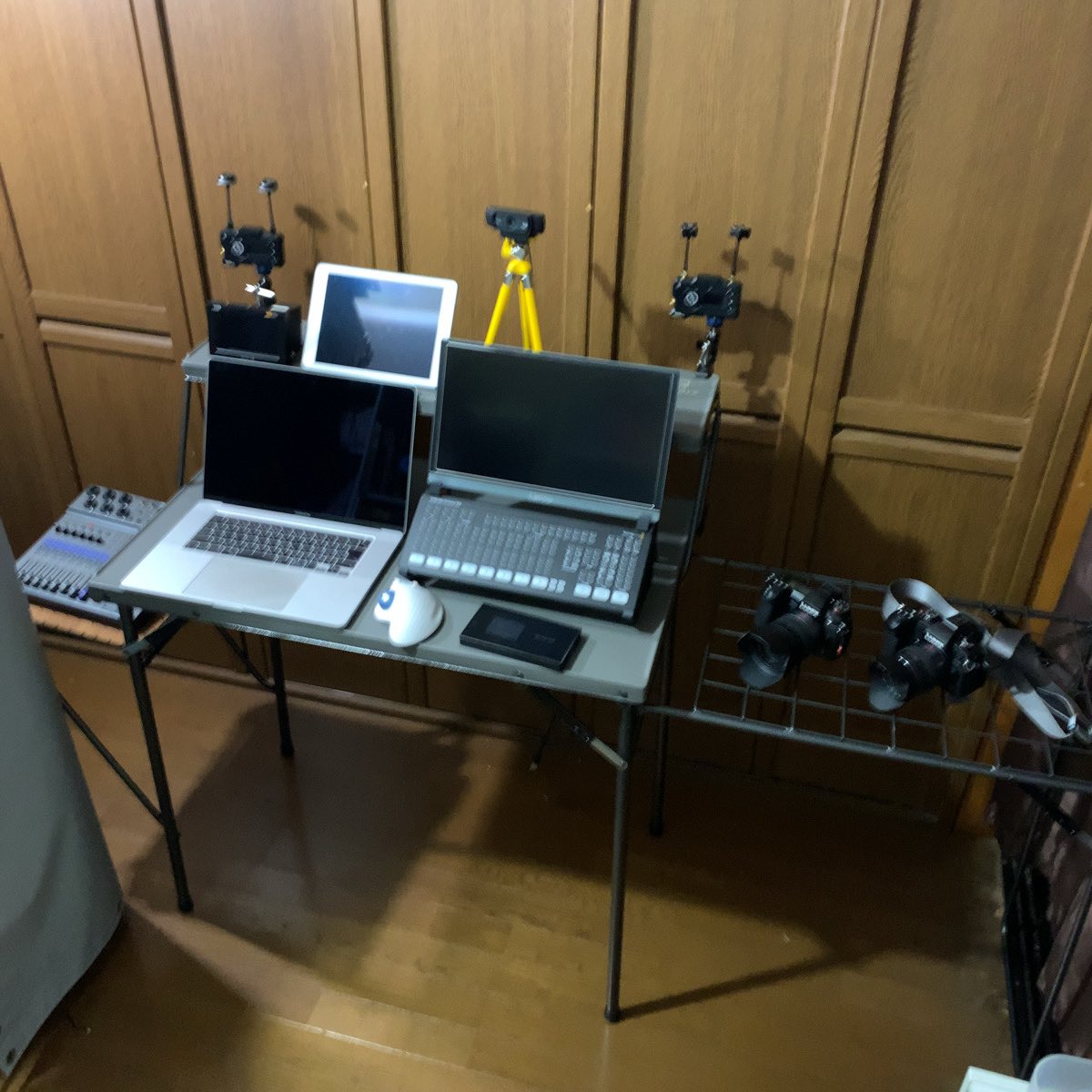 YasuYasukawa's tweet photo. 来季のライブ配信用折りたたみデスクで機材の配置確認。キャンプのキッチン用テーブルでテーブル面が高いのが選んだポイント。さらにサイドテーブルも展開できる #LUMIX #Hollyland #Mars400sPro #BlackmagicDesign #ATEM #SONY #VideoAssist #ZOOM #H5 #L8 #RODE #カンセキ #Qualz #WILD1 https://t.co/CEQQUGPaBo