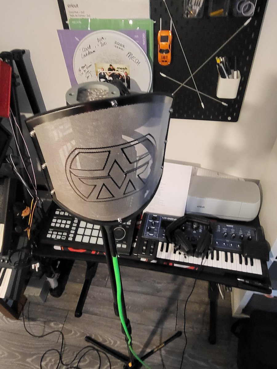 Singerist's tweet photo. Back in the studio with @caffeinekill for first time in ages. Good things coming. https://t.co/YsUG0NxP1o