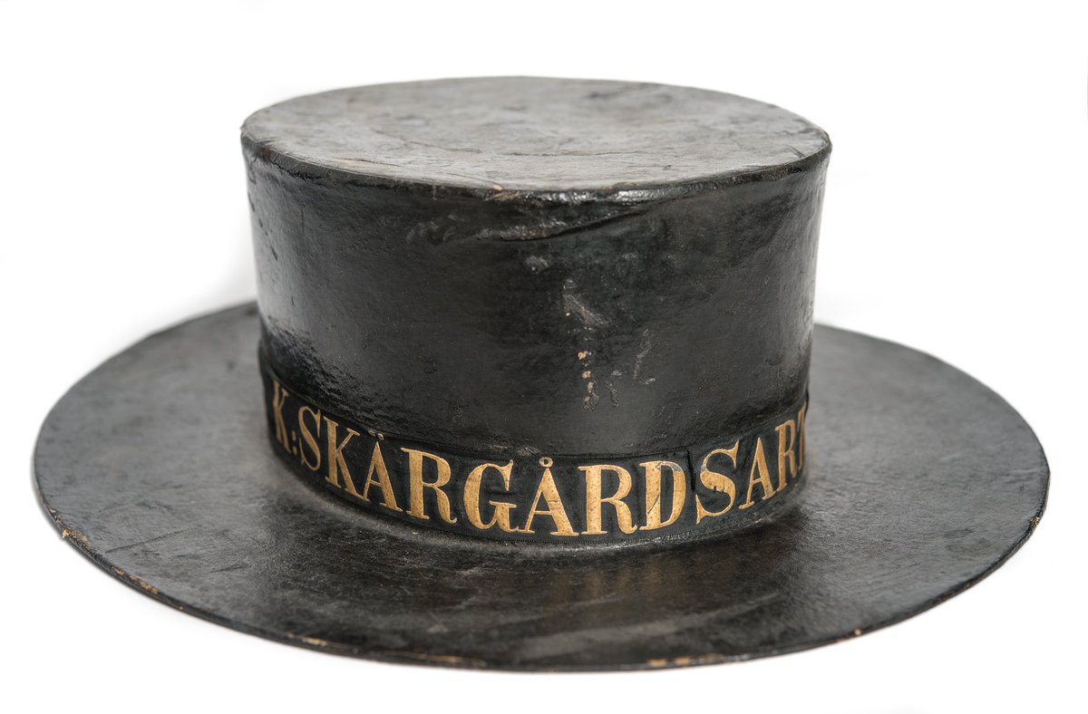 I <a href="/Sjohistoriska/">Sjöhistoriska</a>’s samlingar ingår en stor mängd uniformshattar och uniformsmössor:

Här är ganska ovanlig, nämligen en uniformshatt från Kungliga Skärgårdsartilleriet m/1848 för båtsman.

Riktigt tjusig eller hur?

#Uniformer #Sjöhistoriska