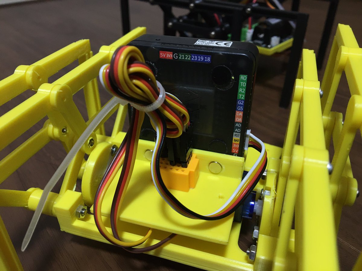 KantenNamako's tweet photo. #M5Stack を #ﾁｪﾋﾞｼｪﾌﾁｬﾝ にマグネット🧲でマウントするアダプタも作りました。歩かせるだけならこれで十分いけます。 #Chebyshevlink https://t.co/47TNixhNyD