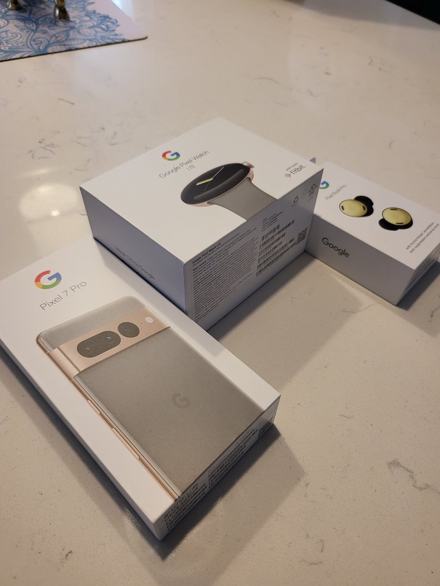 theotus28's tweet image. Good bye Samsung.   You were cute for a bit with the zfold3, but I'm glad to be back where I belong. #googlepixel #TeamPixel #googlepixel7 #Google