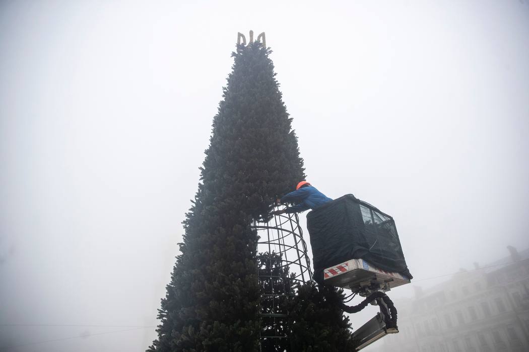 На Софийской площади в Киеве устанавливают «елку несокрушимости». Фото: телеграм-канал Виталия Кличко