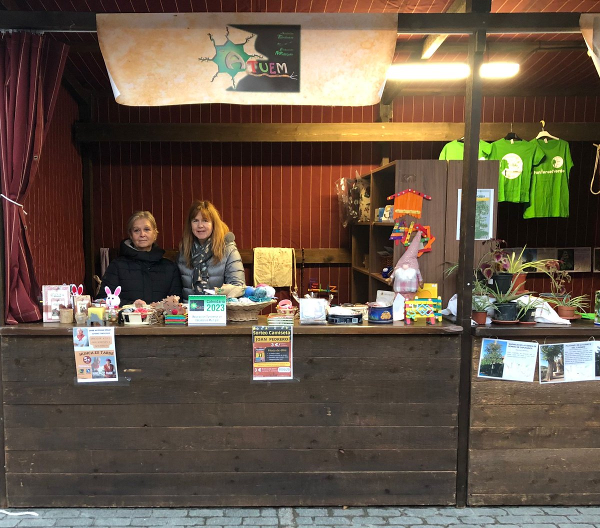 atuemteruel's tweet photo. #ATUEM #MercadilloSolidarioNavideño #Teruel @Ayto_Teruel 
A pleno rendimiento. Los que estáis cerca no os podéis perder las maravillas que han realizado nuestros socios. Seguro que alguna os la querréis llevar a casa.
https://t.co/LOW89Bssoy https://t.co/daXLKhFAA6