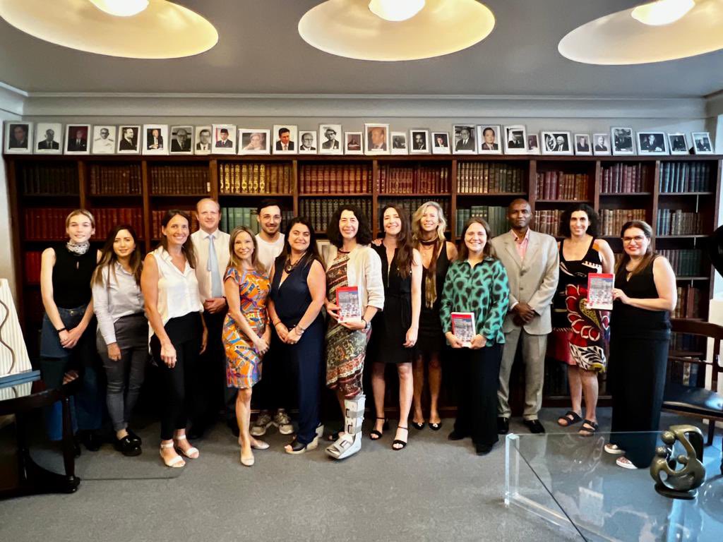 Un gran honor haber presentado📖 Governing migration for development from the global souths 🙌🏼 del <a href="/GVAGrad/">Geneva Graduate Institute</a> editado por <a href="/vmvalle/">Valeria Marina Valle</a>  
<a href="/DevPolJournal/">International Development Policy</a> en el <a href="/CARIconsejo/">CARI</a> 
Múltiples miradas, perspectivas y experiencias en 👇🏼

📍 journals.openedition.org/poldev/4544?la…