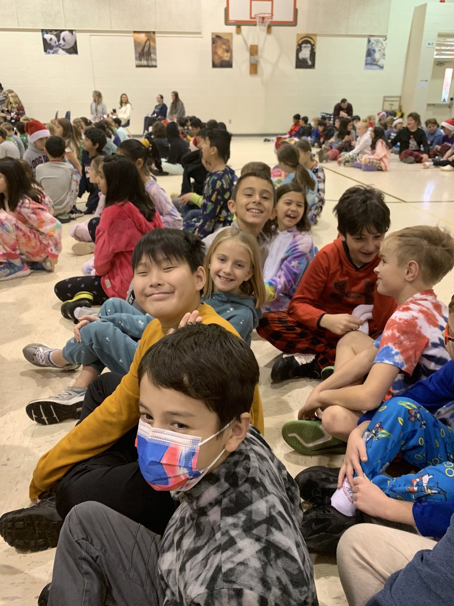 mcinnis_robin's tweet photo. Such happiness on our last day before winter break! Enjoyed our annual sing-a-long! @LowesIslandElem #SpottedatLOW https://t.co/wV8dlHJEk6