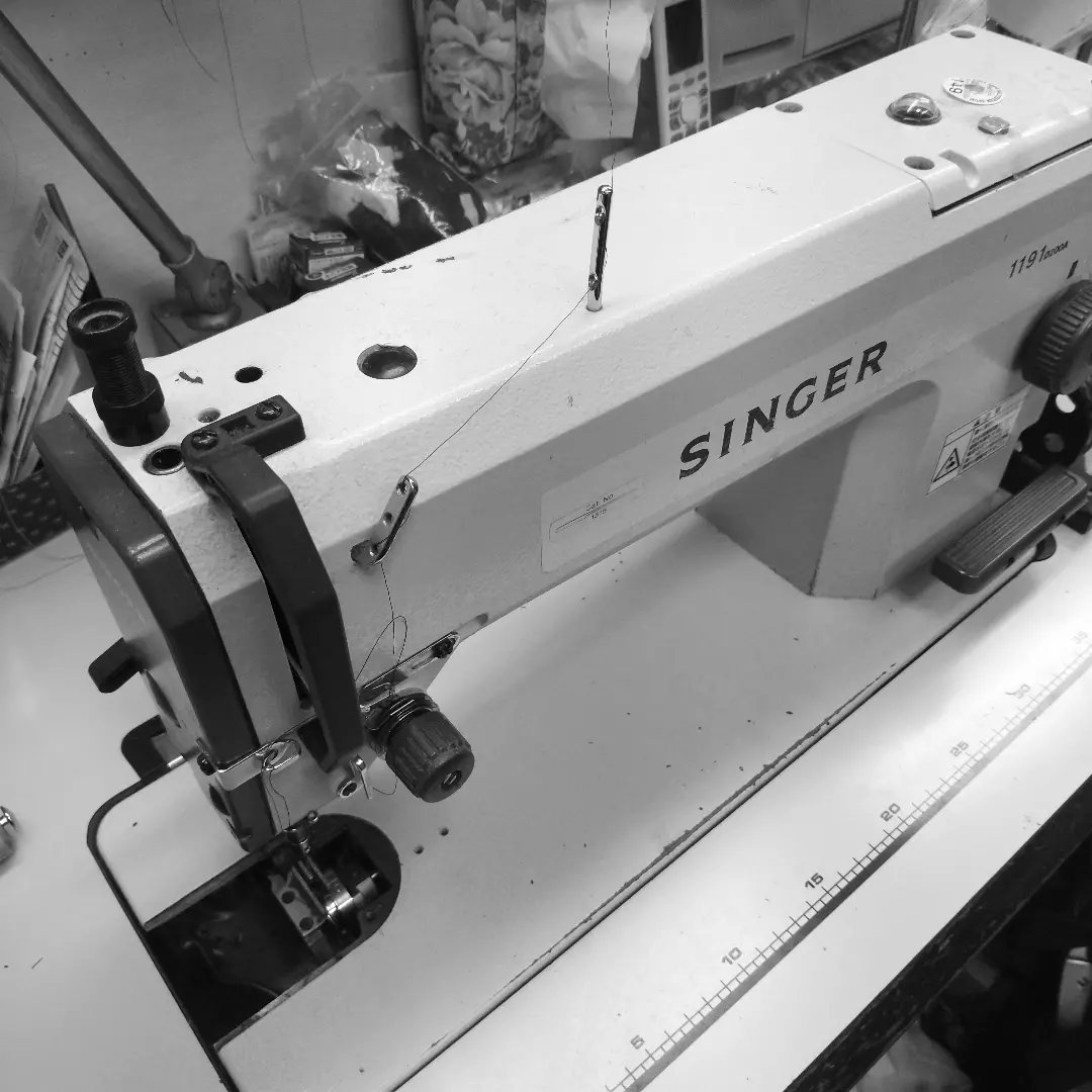 mishinyakonishi's tweet photo. 【1191D200A】
#singer 工業用ミシン
糸切れもなく糸調子は安定
修理完了です
#singersewing #singersewingmachine #mishin #sewing #sewingmachine #machine #monochrome #シンガー #シンガーミシン #ミシン #ミシン屋 #モノクロ #モノクロ写真 https://t.co/cTK1Q7PYlT