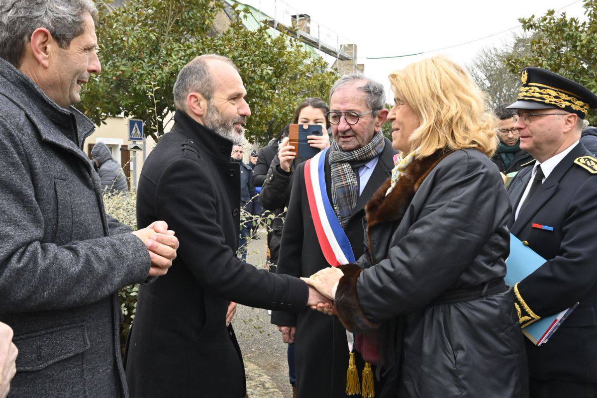 FaureDominique's tweet photo. #Sarthe | Chose dite, chose faite !

6 mois après, je suis de retour à #Brûlon pour inaugurer la Place des services. 

Plus de services, plus de proximité, des élus entrepreneurs et un État accompagnateur : les clés d’une revitalisation réussie ! 🌳🏠 https://t.co/8R8NsSES0N