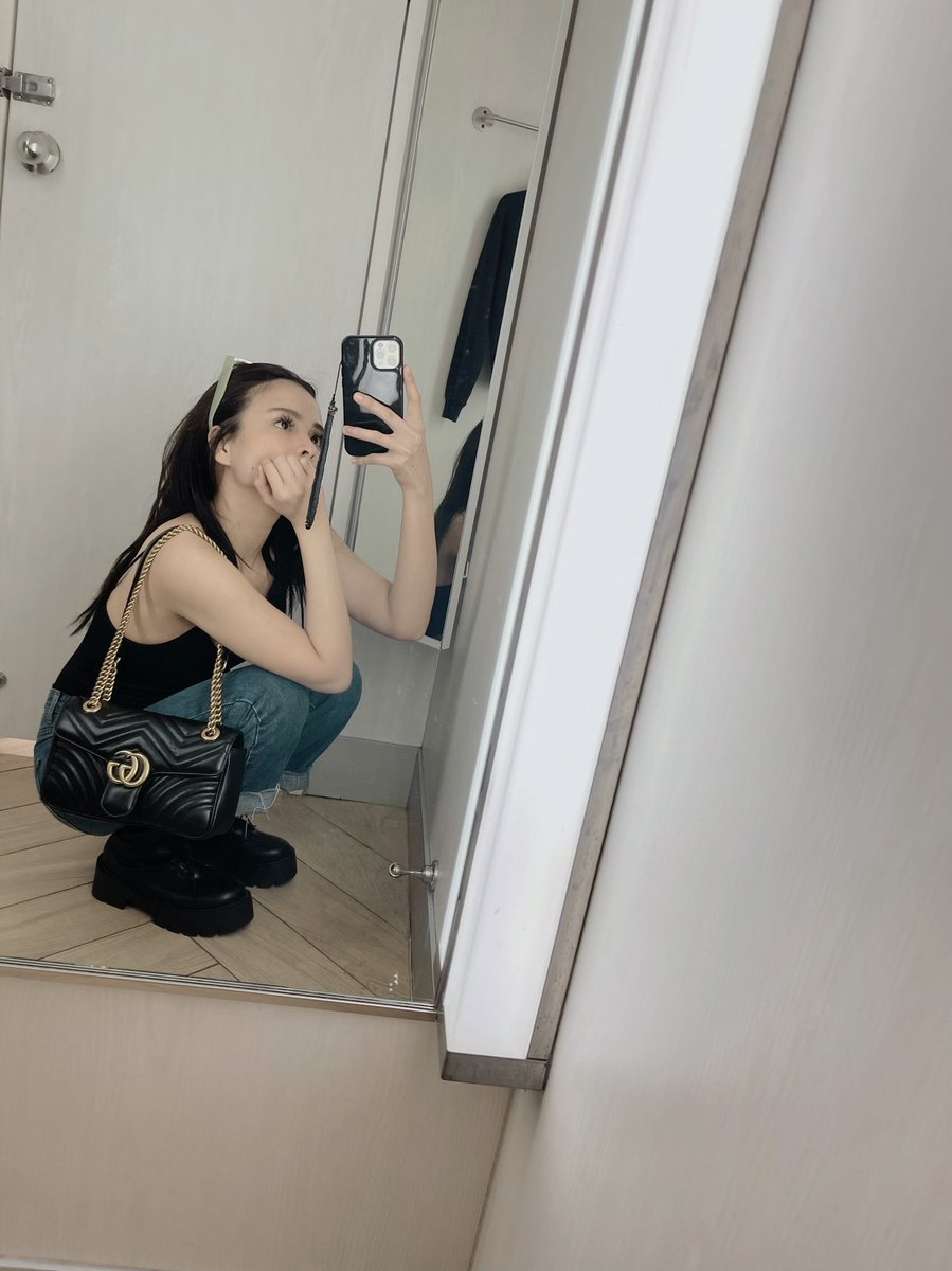 realrhen's tweet photo. life hack: para di ka-mastuck sa traffic, tambay ka muna sa fitting room. https://t.co/NgGTCaIYrH