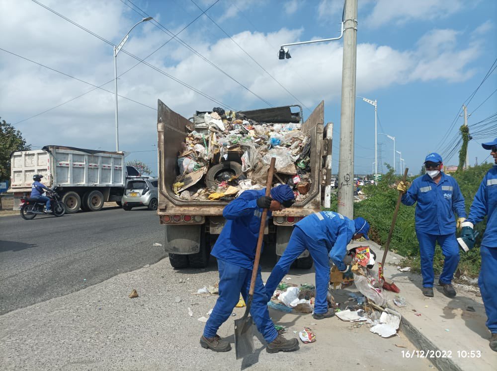 SomosTripleA's tweet photo. ¡Los héroes azules siguen trabajando para ti! 💙👍🏻

En la avenida Circunvalar se realizan operativos en puntos donde terceros arrojan residuos de manera indiscriminada. Recuerda, mantener limpia la ciudad es compromiso de todos 🧹 #SomosTripleA https://t.co/ve1H6LmtSM