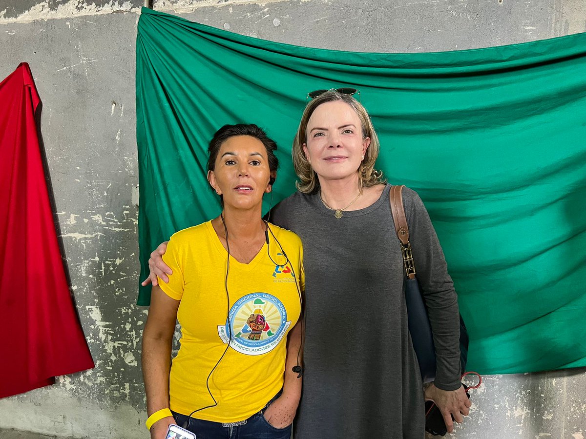 ARBBogota's tweet photo. Gran encuentro del gremio en EXPOCATADORES...
CADA MOMENTO ES UNA ESCUELA PARA CONTRUIR EL MOVIMIENTO QUE DEFIENDA AL PRECIO QUE SEA LOS DERECHOS DE LOS RECICLADORES DE OFICIO... https://t.co/Rc2bG1raF7