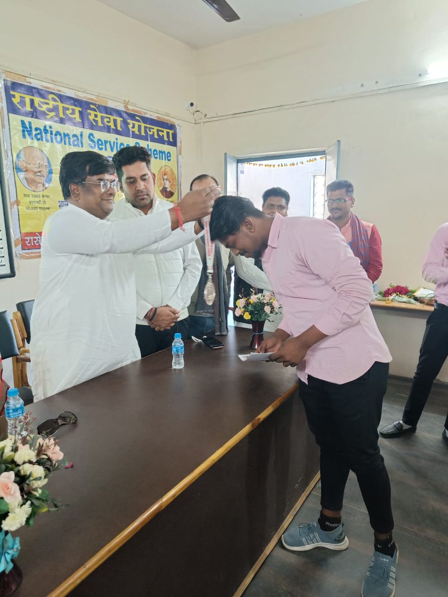 शास. लाहिड़ी स्ना.महा.चिरमिरी में रा.से. यो. ईकाई द्वारा विभिन्न विधाओं में संपन्न गतिविधियों का पुरुस्कार सह प्रमाण पत्र वितरण कार्यक्रम मा.विधायक जी के कर कमलों द्वारा किया गया।
<a href="/_NSSIndia/">NSS India</a> 
@nssrdB 
<a href="/NSSRDBhopal/">NSS Regional Dte. MP & CG</a>
