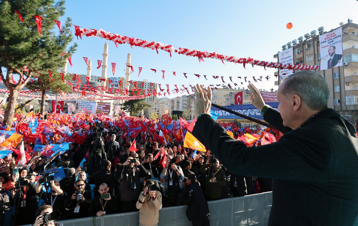 RTErdogan's tweet photo. Biz tarihin, kültürün, medeniyetlerin şehri Mardin’i de tüm insani zenginlikleriyle Mardinli kardeşlerimizi de Allah için seviyoruz.

Teşekkürler Mardin… 🇹🇷 https://t.co/WoGQB7aeaM