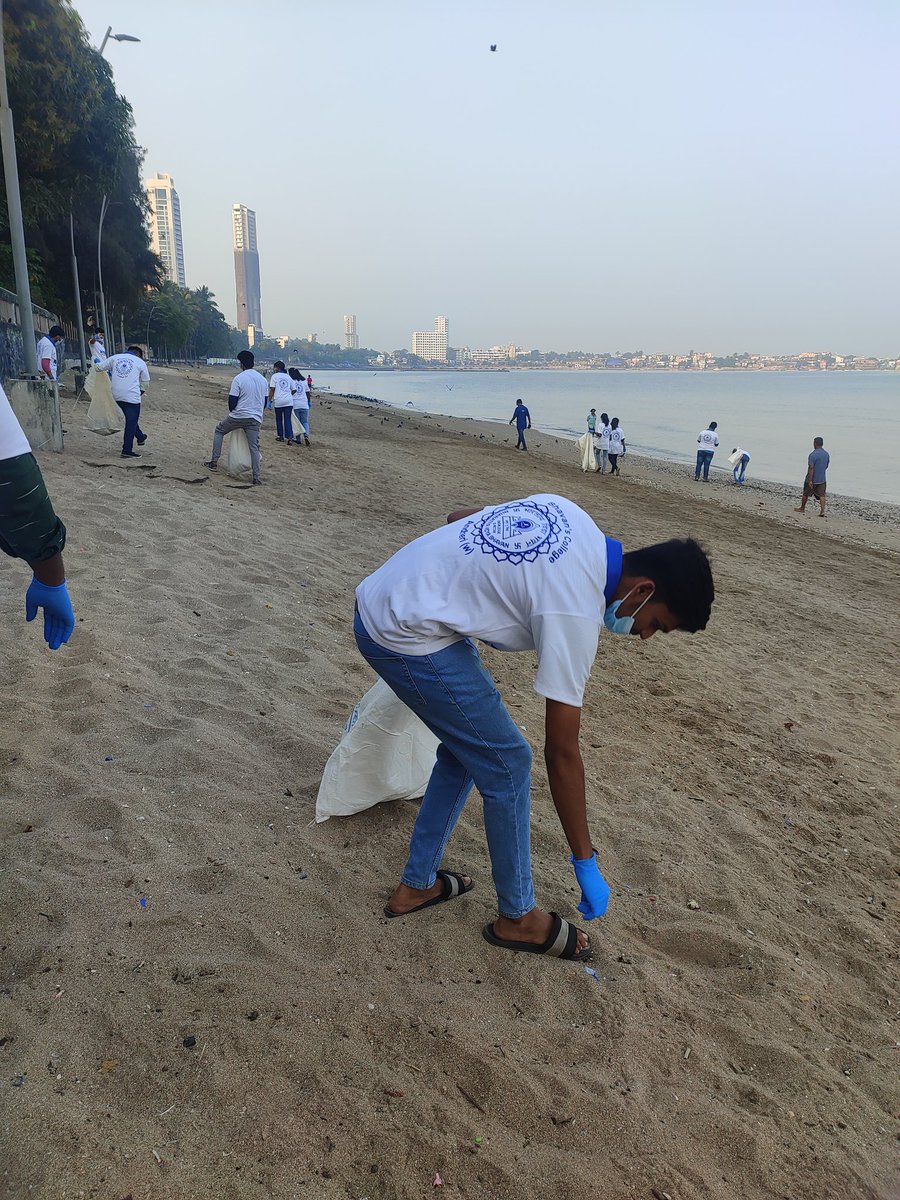 gullyclasses's tweet image. Today Dadar Beach Cleanup Drive by Gully Classes Foundation with @UWMumbai. 30 Volunteers joined today from Bhavans College. 

#Gcf4environment 
@DEFindia @OsamaManzar @poojadesaid @beach_token @River_Care @Surfrider @TheOceanCleanup @CleanCoasts @Cleanup_UK @CleanUptheWorld