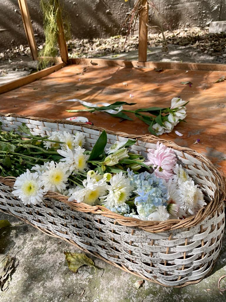 gpomaxico's tweet photo. También las flores marchitas son hermosas. 

Cada flor en este altar es de un visitante a Nuevas Constelaciones que con el acto de enlazar junto a su deseo, memoria y pensamiento invocó a alguien más para que estuviera presente.

La magia es un acto de fé, pero también es acción. https://t.co/SAw0R7H0CL
