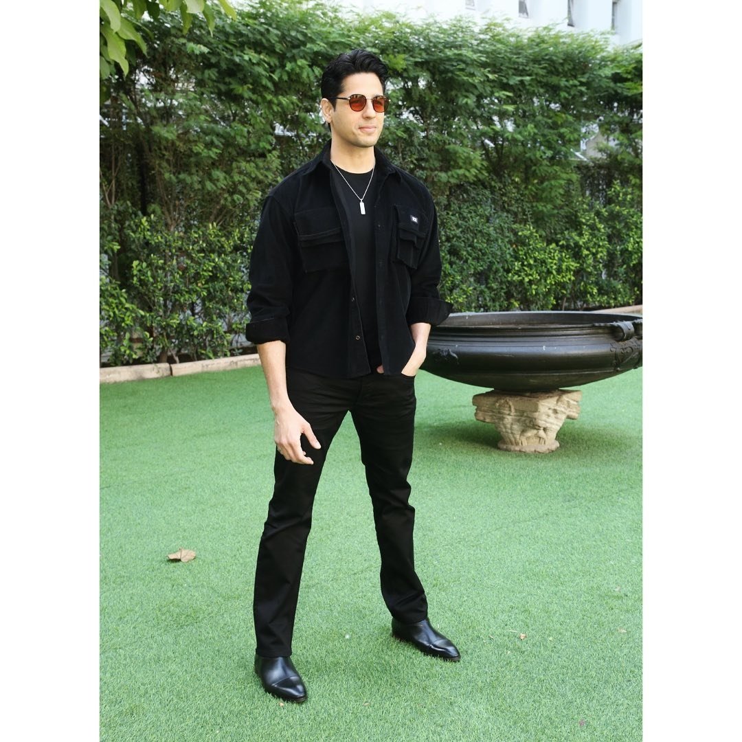 DelhiTimesTweet's tweet photo. Looks like #Majnu @SidMalhotra is on a mission in #Delhi - to steal ❣️s of all #Dilliwallahs
#SidharthMalhotra #SidharthMalhotraFC #MissionMajnu #MissionMajnuTeaser #DelhiDiaries #DelhiNews #Bollywood https://t.co/V1lgrHOS1V