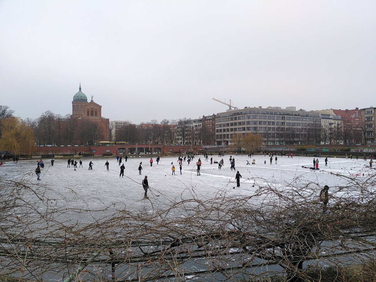 Eisspaß am Engelbecken - umsonst und draußen. Schätzen wir uns glücklich, dass wir den Winter genießen können!