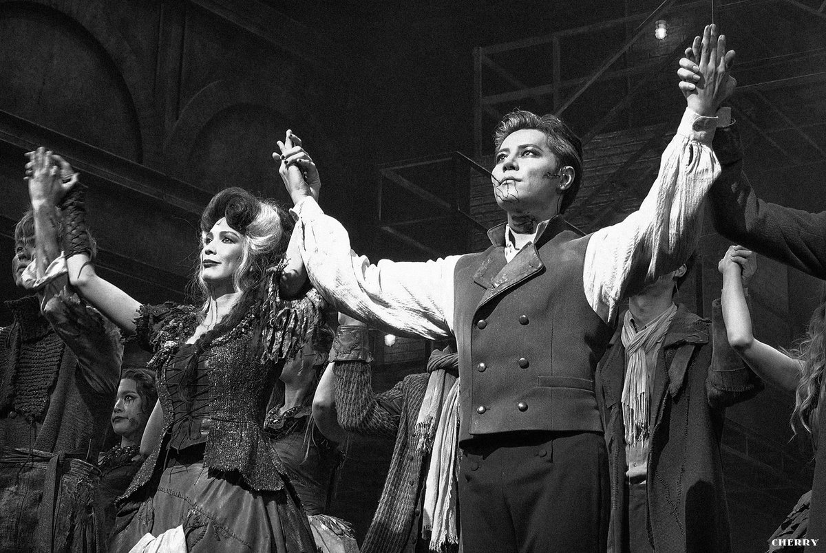 221217 스위니토드 커튼콜

" 어디로 갈까 안 궁금해요? "

스위니토드 l #이규형
러빗부인 l #린아