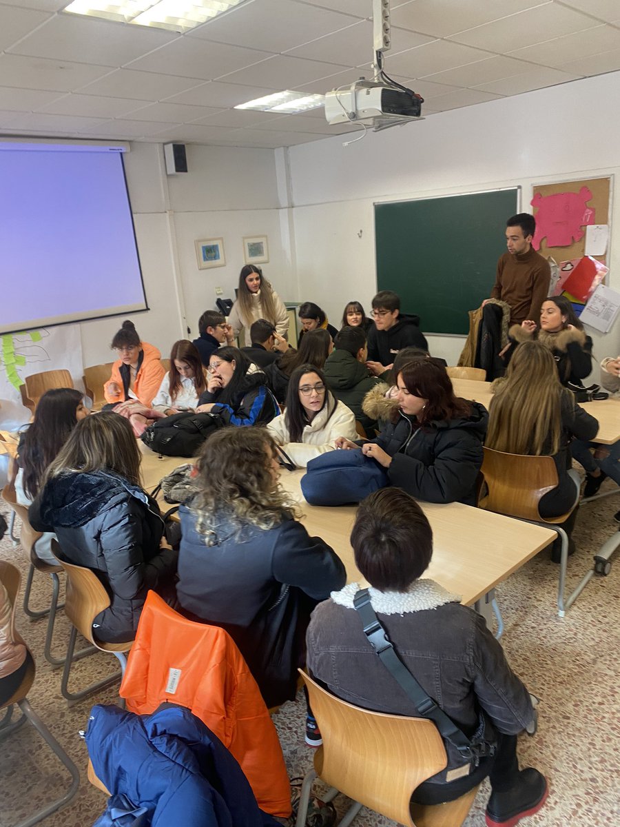 mjhsusal's tweet photo. Ayer aprendimos cómo se aplica la autonomía en el aprendizaje en @MontserratFUHEM con los estudiantes de 1MagisterioPrimaria EUMZA @usal y nos llevamos su Proyecto Educativo para seguir aprendiendo https://t.co/xnxILmevvM